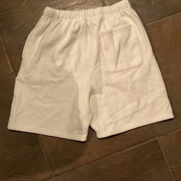 Essential shorts - Picture 2 of 3